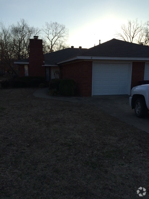 Building Photo - 8607-8607 Southridge Dr Unit 8605 Rental