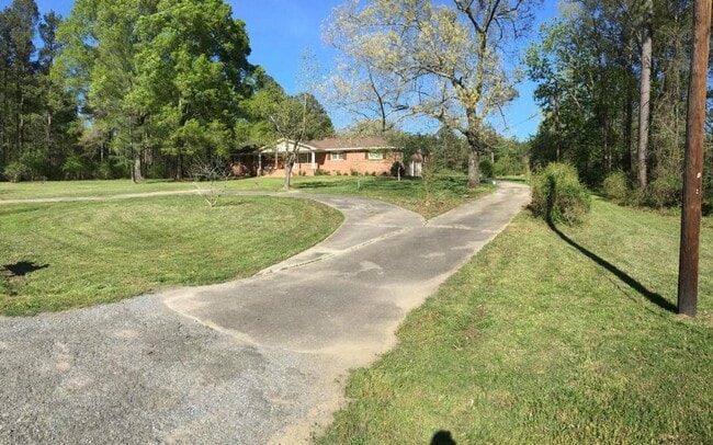 Photo - 458 Woods Rd NW