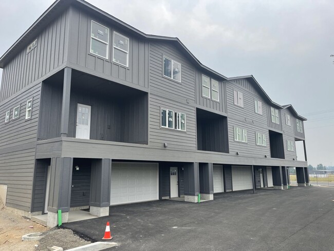 Building Photo - Stunning 3-Bed, 2.5-Bath 3-Level Townhomes in Deer Park Unit 4