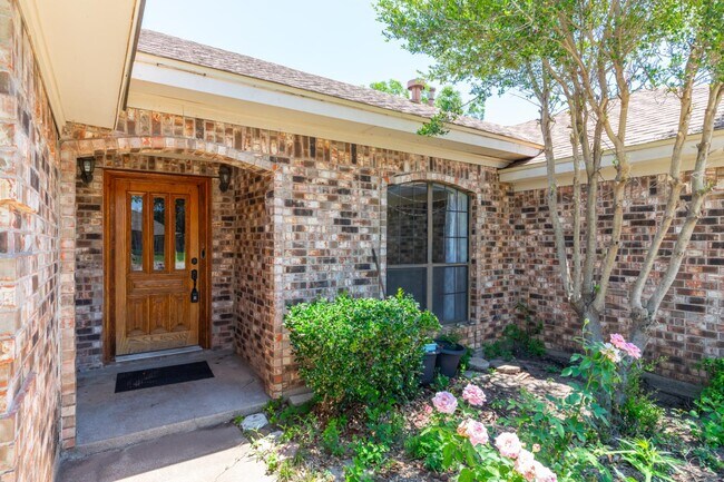 Photo - 933 Reeves St