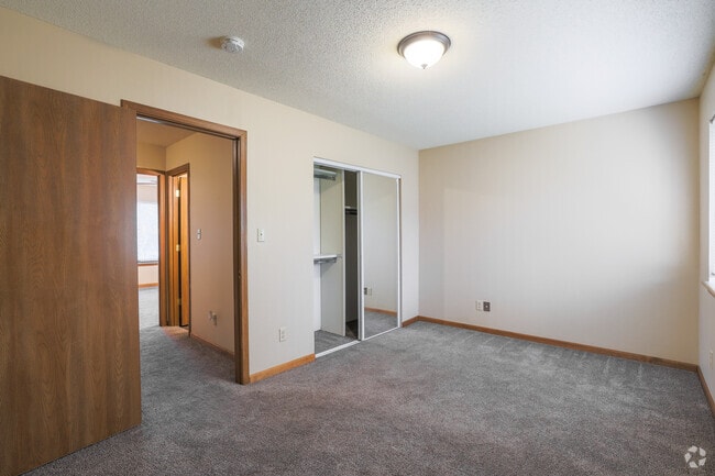 2BR, 2BA - 960SF