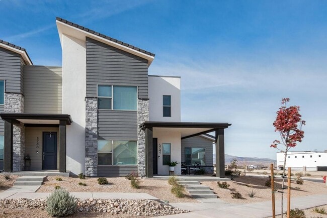 Building Photo - Desert Color Townhome 4-Bedrooms!