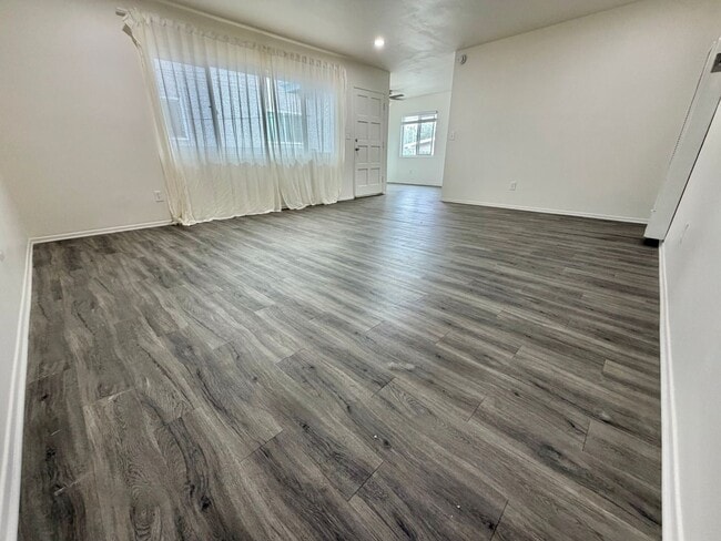 Photo - Spacious 2BD with Private Laundry Room, Garage Parking & Private Entrance Unidad 311 C