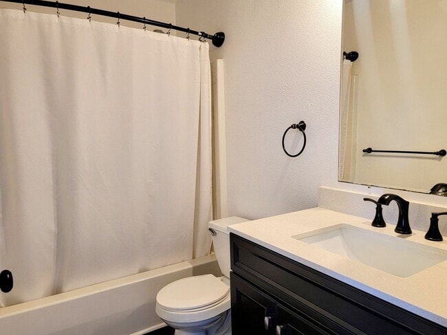 Photo - Bright and cheery 2 bed top level apartment in convenient Bremerton location