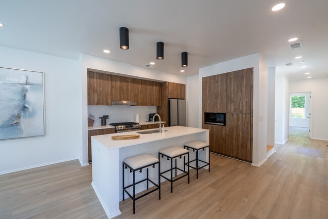911/919 Kitchen Area