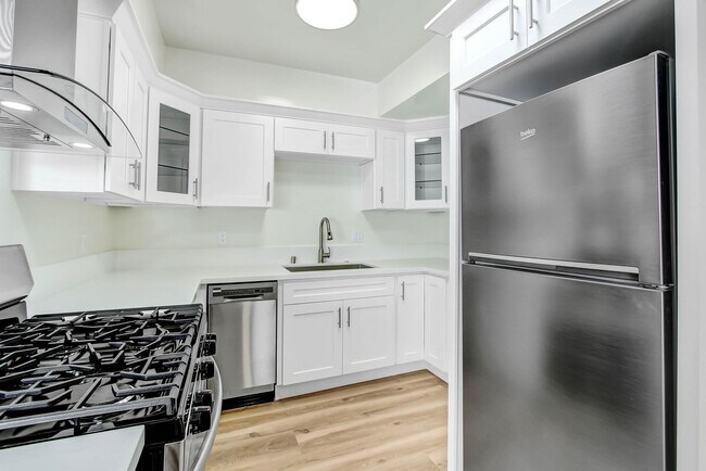 Photo - 1121 California Ave, North of Wilshire in ...