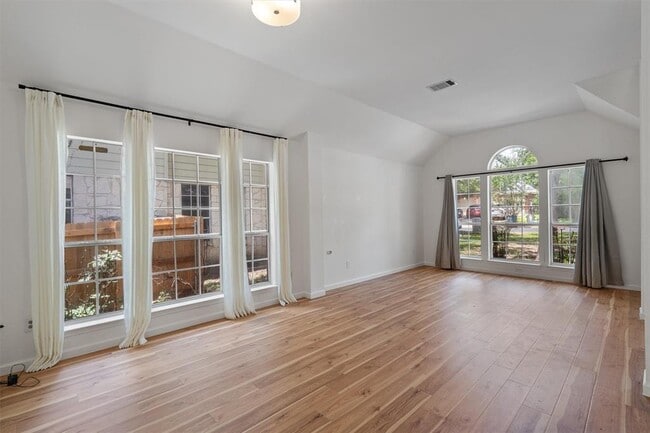 Photo - 100 Parque Cir