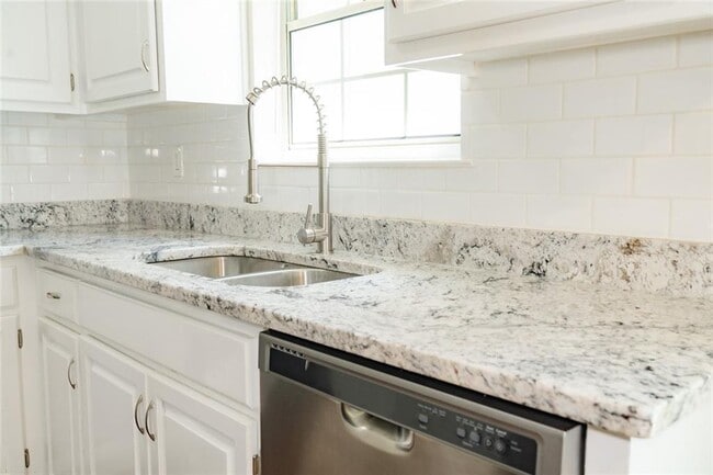 Photo - 1850 Panorama Blvd W