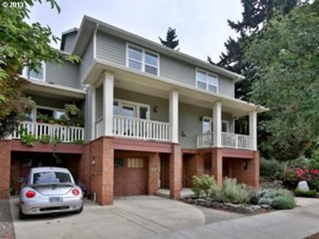 Building Photo - Prime Location, Overlook Townhome!