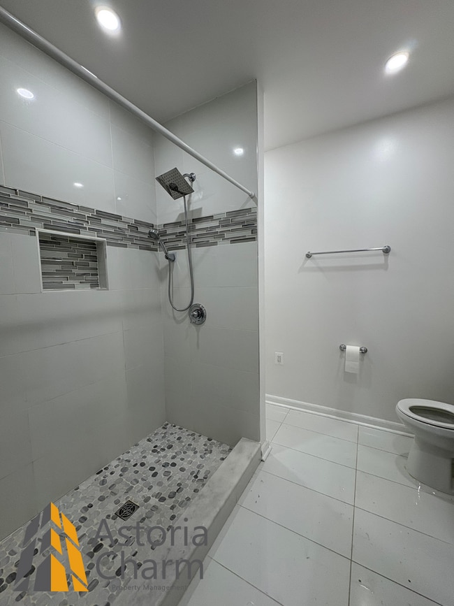 Building Photo - Updated 2 Bed Home with Backyard and Great...