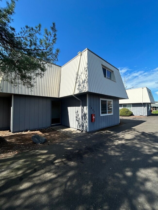 Building Photo - (526) Halpert Duplexes - 4 Bedroom / 2 Bathroom Unit 1427