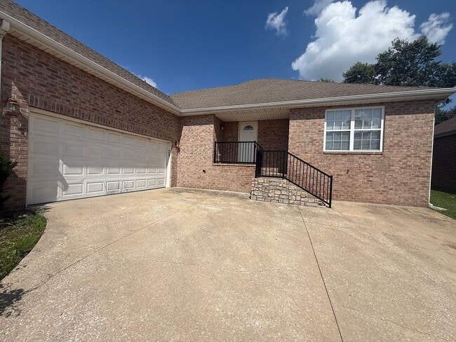 Photo - Great location in Nixa 3 bedroom 2 full bathrooms