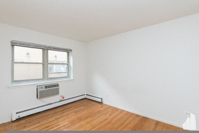 Photo - 6830 N Sheridan Rd