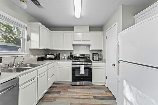 Photo - 9000 Wellesley Dr