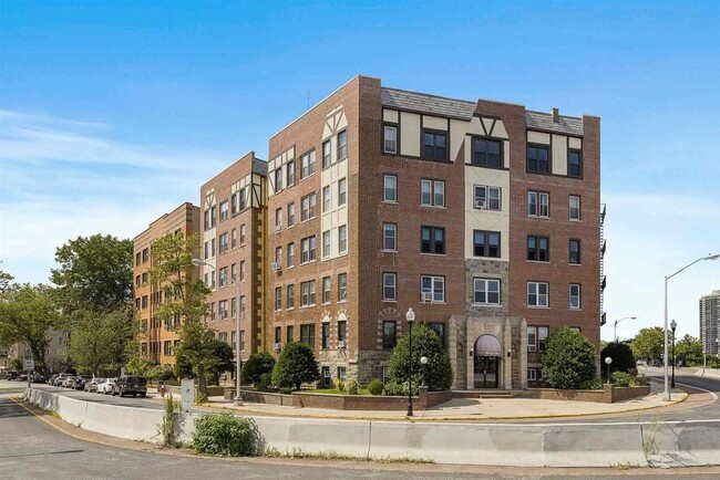 Building Photo - 7435 JFK Blvd E Unit #28 Rental