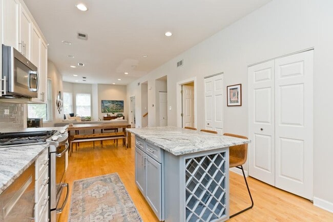 Photo - 3 bedroom in Chicago IL 60613 Unit 2F