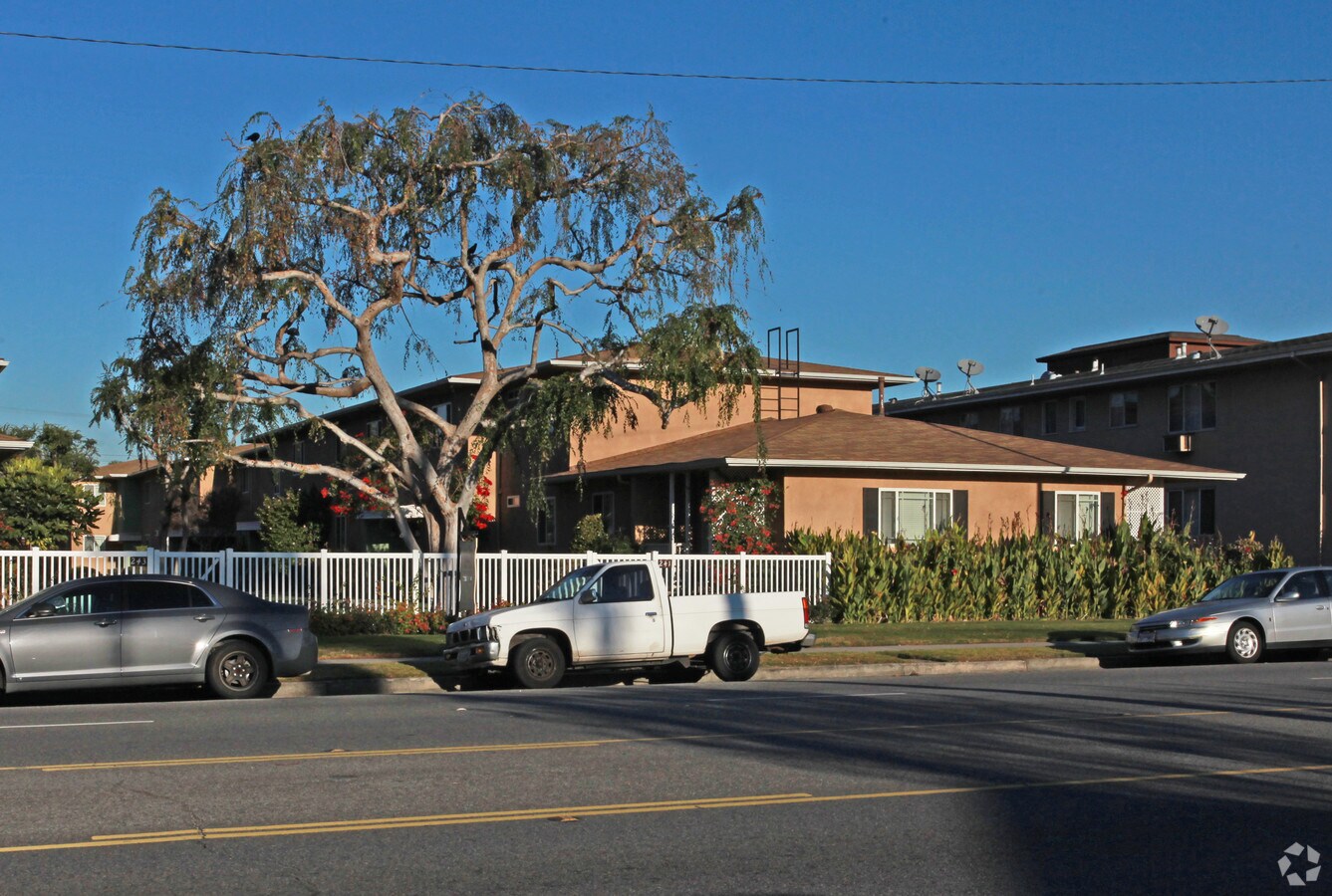 Burbank Manor Apts - Burbank Manor Apts