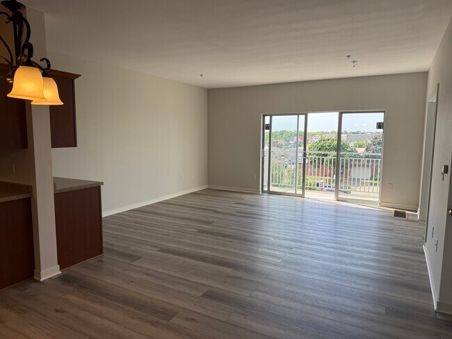 Sala de estar familiar con baño y balcón. - 3540 Library Dr Unidad 405