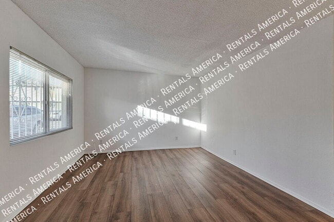 Photo - 749 E 6th St