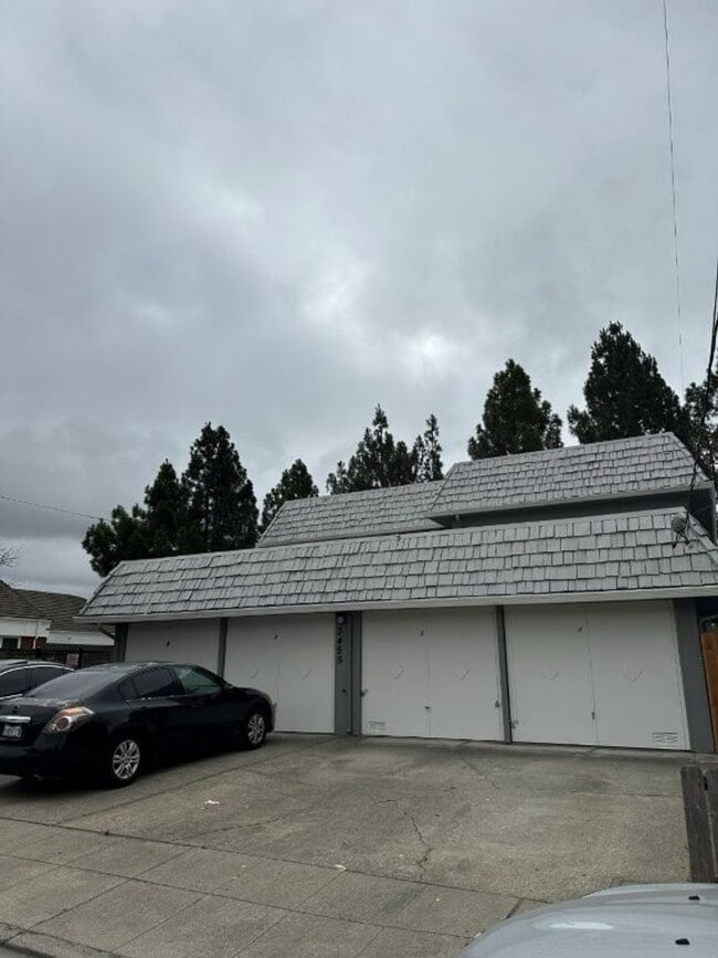 Building Photo - 3455 Redwood Ct Unit #4