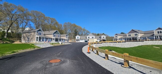 Photo - 719 Putnam Pike