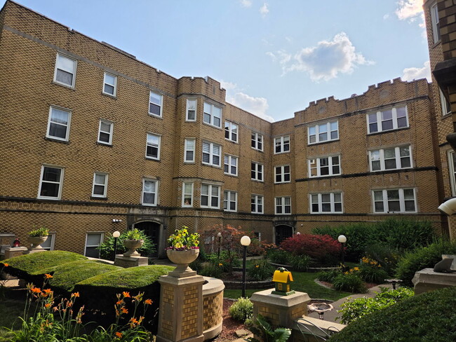 Building Photo - 6312 N Richmond St Unit 2B