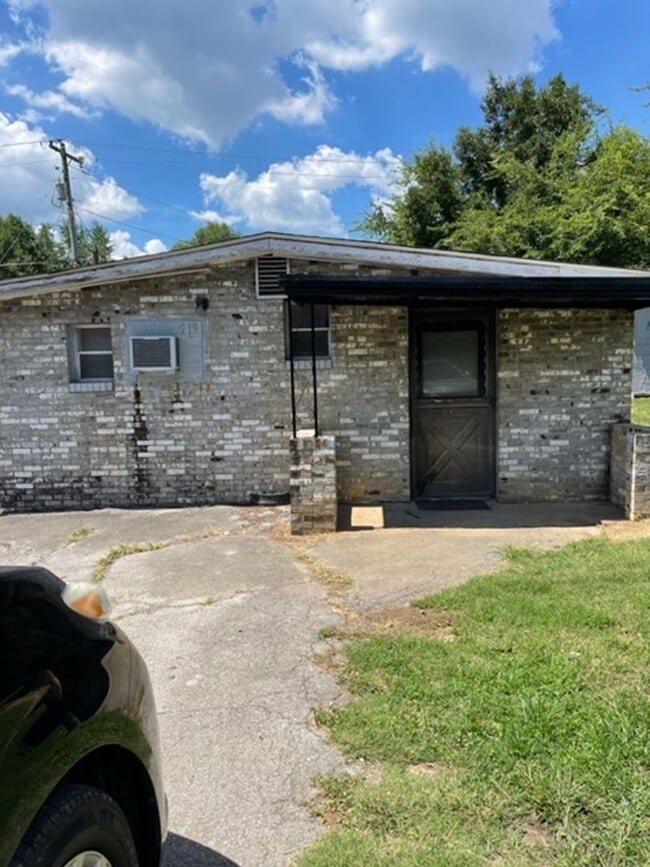 Building Photo - 1 Bedroom 1 bath apartment in Maryville Credit and Background Check required. Call Debra Johnson ...