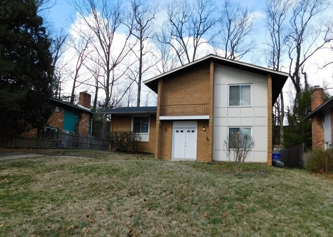 Building Photo - Awesome 4 bedroom Split Level home in Beth...