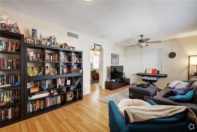 Building Photo - Large 1 bedroom in Hyde Park! Reserved par... Rental