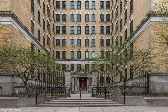 Building Photo - 559 W Surf St Unit 800