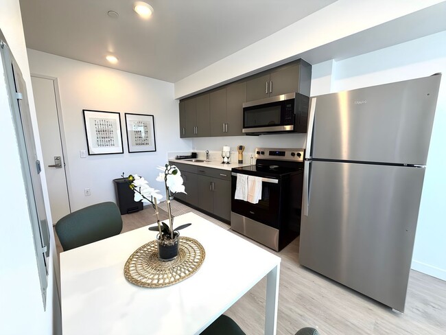 7518 S Hoover St Unit 301a