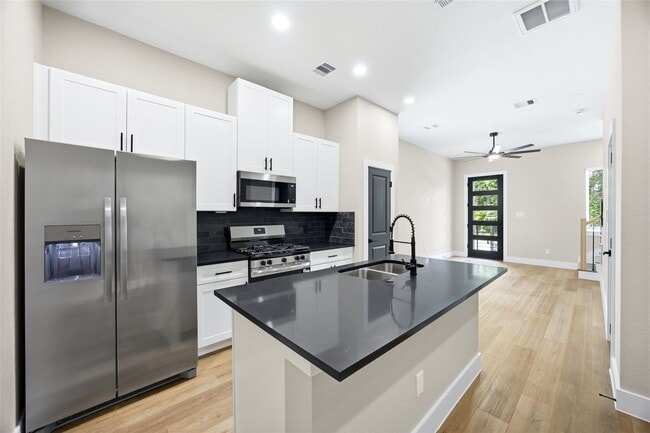 Photo - 6101 Shotwell St