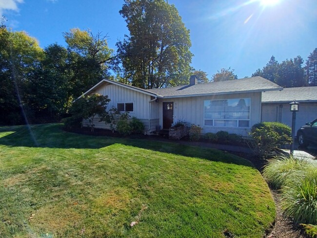 Spacious Mid-Century 3 bed/2 bath home wit... - Spacious Mid-Century 3 bed/2 bath home wit...