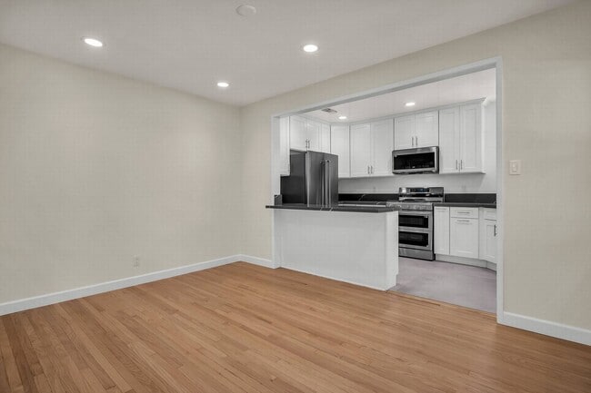 Photo - 2828 Avenel St
