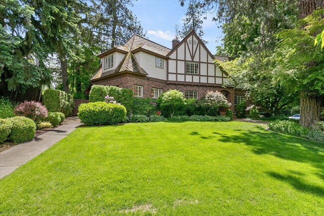 Photo - "Luxurious 5-Bedroom Spokane Retreat with Pool, Guest Suite, and Stunning Finishes!"