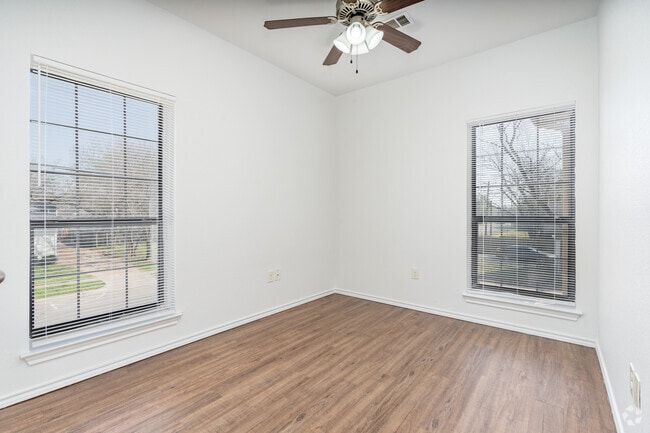 1BR, 1BA - 464SF - Bedroom - Lone Star Apartments