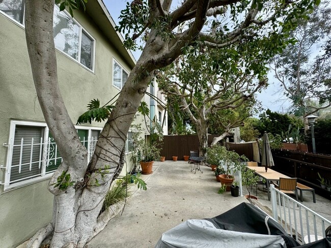 Photo - Steps from the famous Venice Boardwalk Unit 127 Vista Pl 05 ACTIVE
