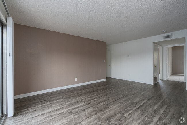 2BR, 1BA - 760SF - Living Room - Lincoln Pointe Apartments