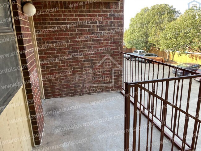 Photo - 1912 SW D Ave