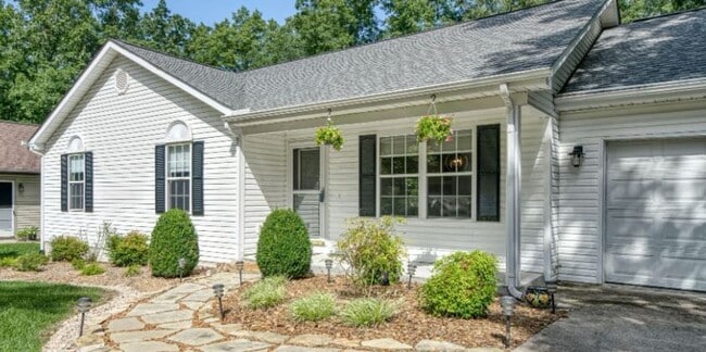 Photo - 3 bedroom / 2 bath Perfect location *Available for a 12 month lease* Unfurnished