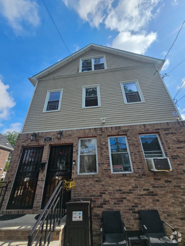 Building Photo - 649 E 219th St Rental