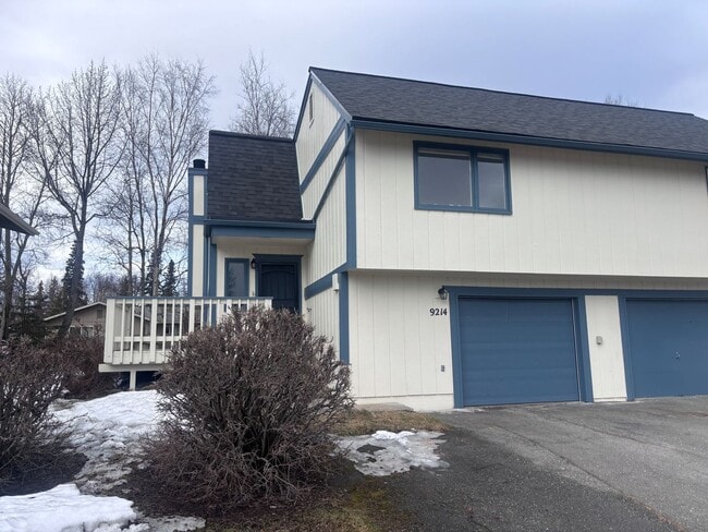 Building Photo - Beautiful 3 Bed/2 Bath Townhome in South Anchorage!