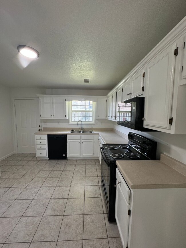 Photo - 2 BED / 1 Bath Apartment in Truman. READY NOW!