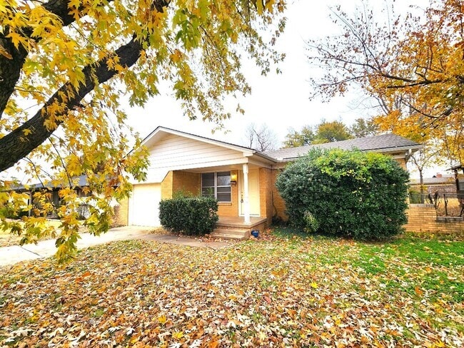 Building Photo - 3 Bed 1.5 Bath 1 Car Garage in the Henders... Rental