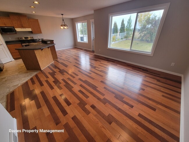 Photo - 17218-17288 88 St NW