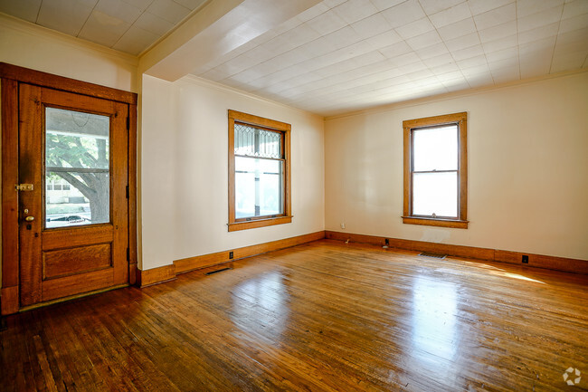 Hardwood Floors in Living Room - 911 N Cooper St Rental