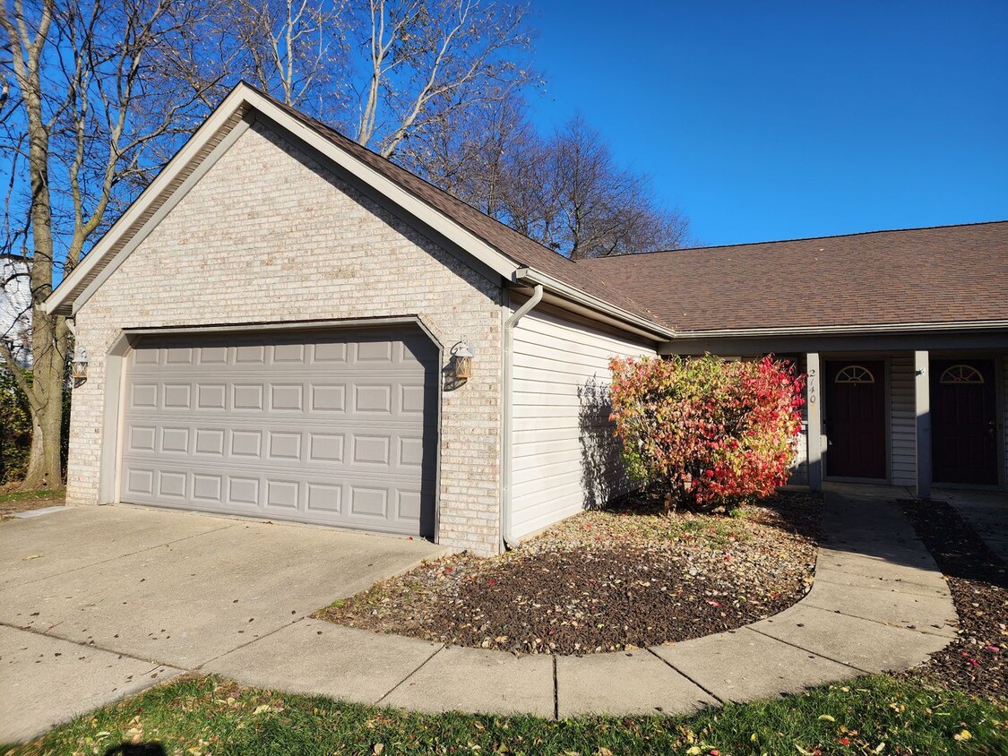 Spacious 2-Bed, 2-Bath Duplex with Attache... - Spacious 2BD 2 BA duplex with 2 Car attach...