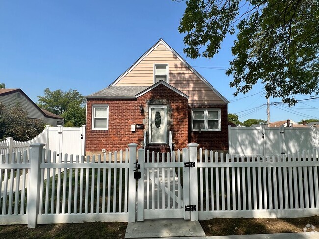 Building Photo - Terrific 4 Bed/1 Bath Home in Elmont!