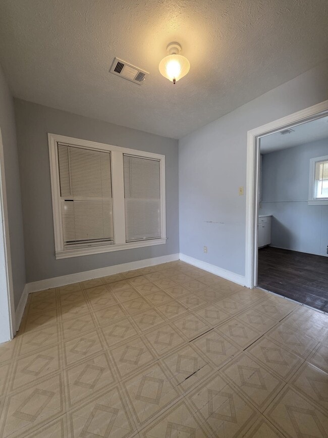 Photo - 600 E Defee Ave