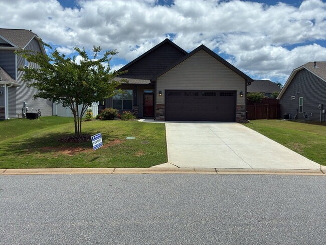 Building Photo - "Charming 3-Bedroom Home with 2 Full Baths in Greenville's Forest Ridge!"